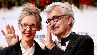 03.05.2024, Berlin: Regisseur Wim Wenders und seine Frau Donata kommen zur Verleihung des Deutschen Filmpreises. (Quelle: dpa/Christoph Soeder)