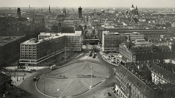 Historische Fotografie nach 1932: Blick über den Alexanderplatz auf die Bürohochhäuser und die Königstraße. Rechts Kaufhaus Tietz, links das Polizeipräsidium "Rote Burg". (Bild: dpa)