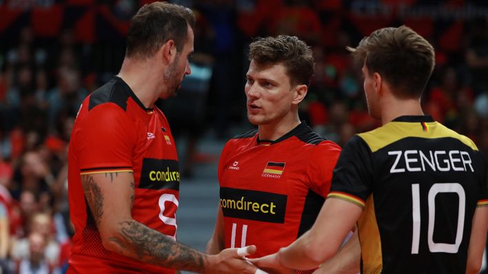 Julian Zenger (r.) hat mit den deutschen Volleyballern gegen Belgien verloren. Quelle: imago images/GEPA Pictures