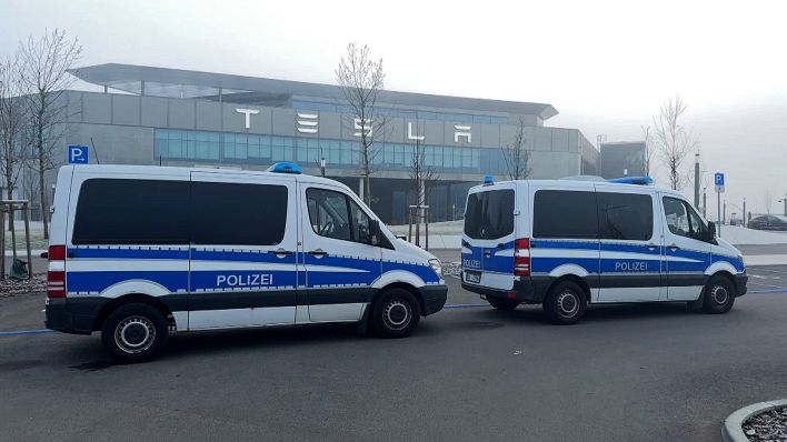 06.03.2024, Brandenburg, Grünheide: Fahrzeuge der Polizei stehen in den Morgenstunden auf dem Werksgelände von Tesla.(Quelle:dpa/L.Deckwerth)