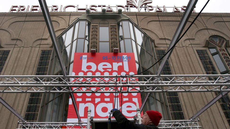Ein Arbeiter bereitet am Mittwoch (04.02.2009) vor dem Friedrichstadtpalast in Berlin den Eingang für die Berlinale vor. (Quelle: dpa/Alina Novopashina)