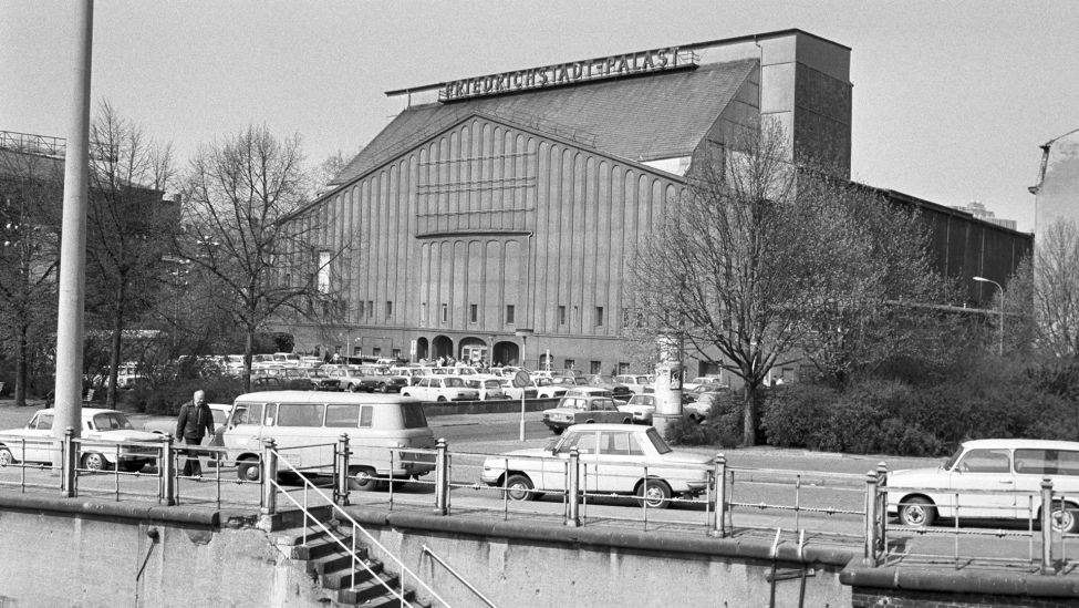 Blick auf den "alten" Friedrichstadtpalast am 25.04.1984 in Ostberlin. (Quelle: dpa/Konrad Giehr)