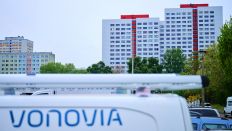 «Vonovia» steht auf einem Van, der vor einem Haus von Vonovia an der Coppistraße nahe der Frankfurter Allee steht. Dieses und weitere Gebäude von Vonovia werden vom Land Berlin abgekauft. (Quelle: dpa/Annette Riedl)