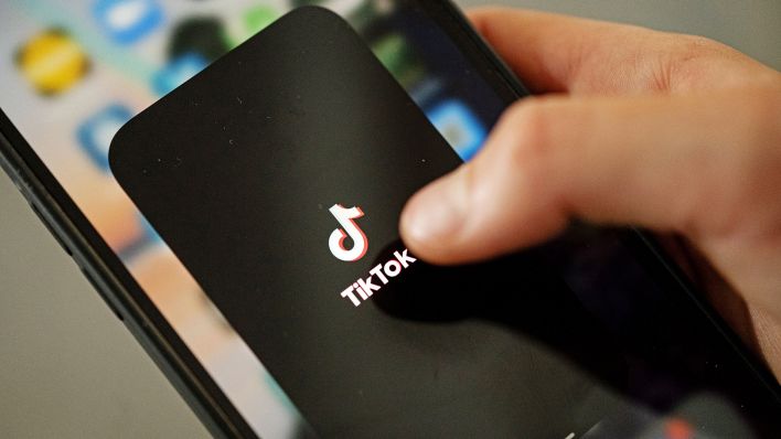 Symbolbild:Ein Handynutzer öffnet die App TikTok.(Quelle:dpa/M.Murat)