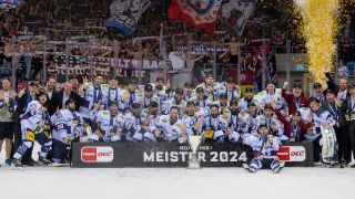 Das Team der Eisbären Berlin jubelt nach dem Gewinn des zehnten deutschen Meistertitels (Quelle: IMAGO / Matthias Koch)