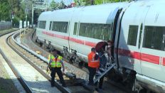 Passagiere werden von DB-Sicherheitspersonal aus dem stehengebliebenen ICE-Zug bei Buch eskortiert. (Quelle: tvnewskontor)