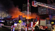 Einsatzkräfte der Berliner Feuerwehr löschen den Brand eines Materiallagers unter Bahngleisen am Alexanderplatz am 13.05.2024 in Berlin-Mitte. (Quelle: TV News Kontor)