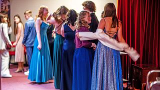 Symbolbild: Schülerinnen aus achten Klassen warten 2023 in feierlichen Kleidern hinter der Bühne auf den Einmarsch zur Jugendweihe-Feierstunde im Filmpalast «Capitol».(Quelle: dpa/Jens Büttner)