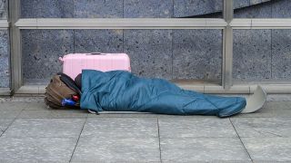 Obdachloser am 16.02.2024 auf dem Kurfürstendamm in Berlin-Charlottenburg. (Quelle: Picture Alliance/Schoening)