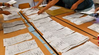 Stimmzettel der Landtagswahl in Brandenburg werden am 01.09.2019 in einem Wahllokal in der Voltaire-Schule ausgezählt. (Quelle: dpa-Zentralbild/Bernd Settnik)