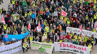 Archiv: Beschäftigte der Telekom ziehen im Rahmen eines bundesweiten Warnstreiks der Telekom mit einem "Gipfeltreffen" auf den Brocken. (Foto:dpa)