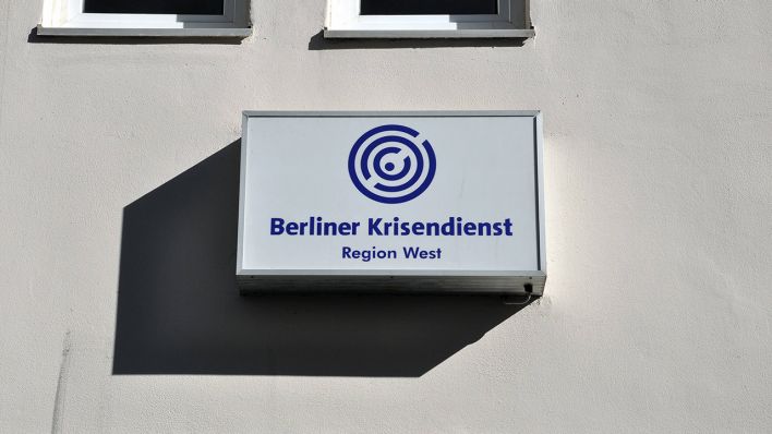 An einer Hauswand ist ein Schild des Berliner krisendienstes angebracht (Foto: imago/Steinach)