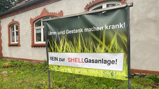 In vielen Orten in der Gemeinde Karstädt lehnen die Einwohner die geplante Biomethananlage des Ölkonzerns Shell ab und haben dazu Protestplakate aufgestellt. (Foto: rbb/Haase-Wendt)