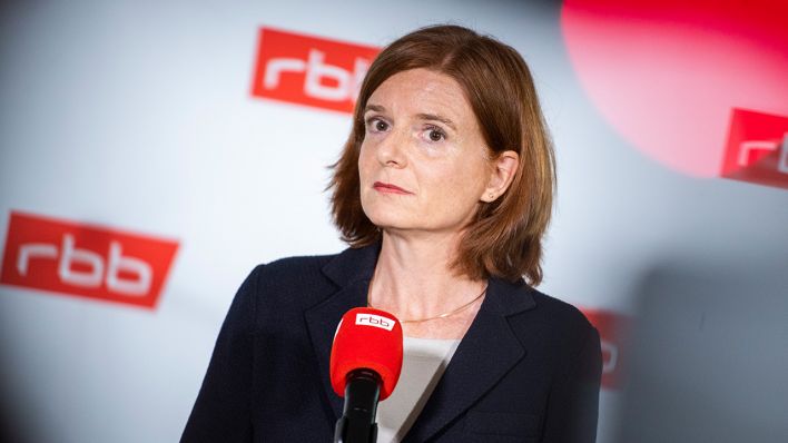 Katrin Vernau, neue Interimsintendantin beim RBB, spricht bei einer Pressekonferenz nach der RBB-Rundfunkratssitzung.