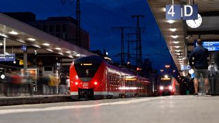 Eine S-Bahn steht im Bahnhof