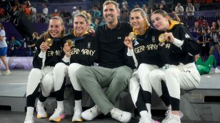 Der ehemalige Basketballspieler Dirk Nowitzki feiert mit die Goldmedaillengewinnerinnen Svenja Brunckhorst (l-r), Marie Reichert, Sonja Greinacher und Elisa Mevius nach der Siegerehrung (Bild: dpa/ Maximilian Specht)