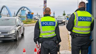 Die Bundespolizei kontrolliert den Einreiseverkehr am deutsch-polnischen Grenzübergang Stadtbrücke zwischen Frankfurt (Oder) und Slubice.