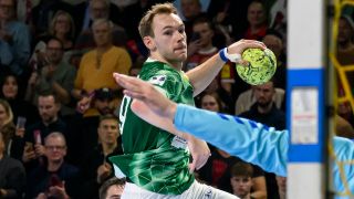 Der Handballer Mathias Gidsel setzt einen Wurf auf das gegnerische Tor ab.