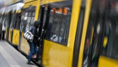 Fahrgäste steigen in Berlin in eine Straßenbahn.