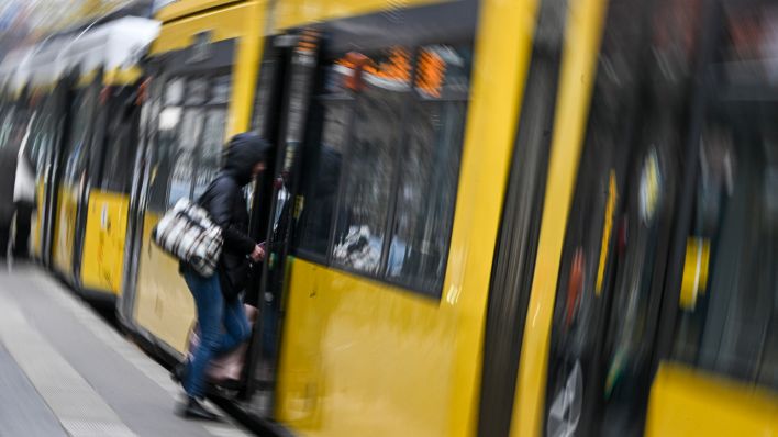 Fahrgäste steigen in Berlin in eine Straßenbahn.