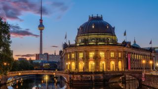 Das Bode-Museum in Berlin vor Sonnenaufgang mit dem berühmten Fernsehturm im Hintergrund