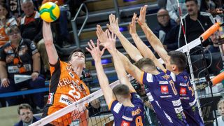 12.11.24, Berlin, Volleyball: CEV Champions League, BR Volleys gegen ACH Volley Ljubljana. Berlins Jake Hanes spielt den Ball über das Netz (Bild: IMAGO/Andreas Gora)