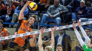 30.10.24, Berlin, BR Volleys - VC Bitterfeld-Wolfen: Matthew Knigge spielt den Ball über das Netz (Bild: IMAGO/Andreas Gora)