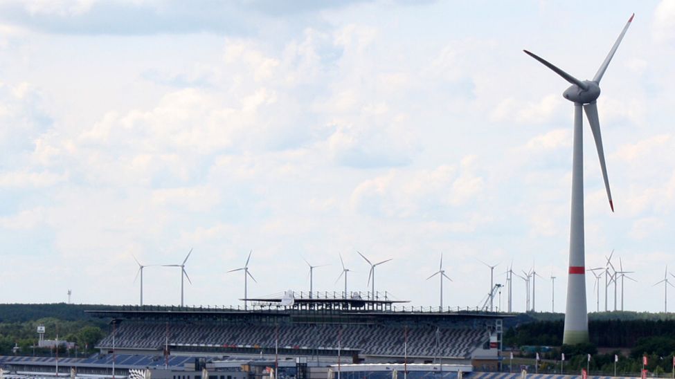 Ein 200 Meter hohes Windrad (Fundament bis Flügelspitze) am Lausitzring (Foto: dpa)