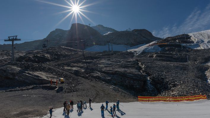 Schnee in den Alpen: Hintertuxer Gletscher – Zwischenstation Tuxer-Ferner-Haus; © dpa/imageBROKER/Wolfgang Diederich