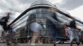 Passanten gehen am Quartier 207 an der Friedrichstraße vorbei. © picture alliance/dpa/Sebastian Gollnow