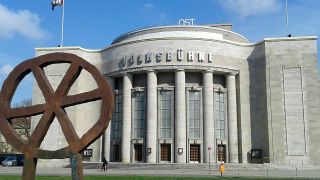 Volksbühne am Rosa-Luxemburg-Platz © Westend61/Bernd Friedel / picture alliance