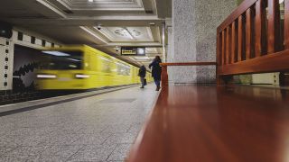 Eine U-Bahn hält in Berlin an einem U-Bahnhof © imago images/photothek