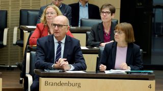 Ministerpräsident Dietmar Woidke und Gesundheitministerin Ursula Nonnemacher (beide SPD) in Brandenburg nehmen am 22.11.2024 an einer Sitzung im Bundesrat teil © imago images/Metodi Popow