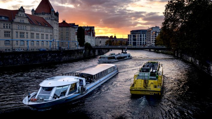 Fahrgastschiffe auf der Spree im Sonnenuntergang (Bild: imago images/Volker Hohlfeld)