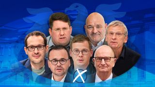 Bildmontage: obere Reihe v.l.n.r. Benjamin Raschke (Bündnis 90/Die Grünen), Peter Vida (BVB/Freie Wähler), Robert Crumbach (BSW), Hans-Christoph Berndt (AfD) untere Reihe v.l.n.r. Jan Redmann (CDU), Sebastian Walter (Die Linke), Dietmar Woidke (SPD) im Hintergrund Grafikmontage: blau-monochromer Brandenburger Landtag