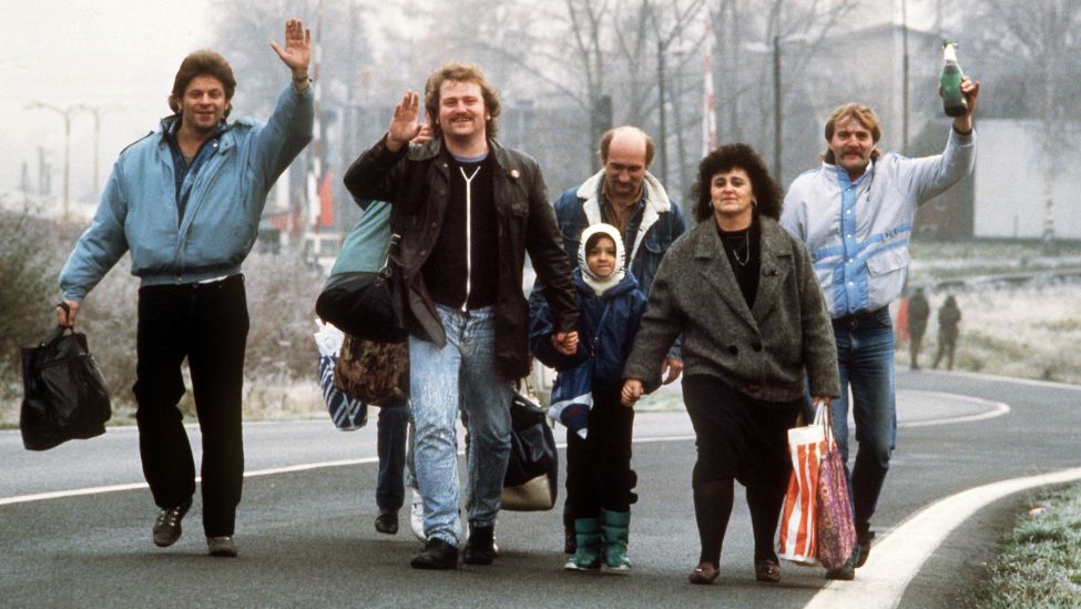 Ost-Berliner Bürger überschreiten am 10.11.1989 die Grenze zu West-Berlin (Bild: picture-alliance / dpa | Lehtikuva Oy)