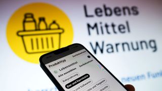 Die App "Lebensmittelwarnung.de" ist während einer Pressekonferenz des Bundesamts für Verbraucherschutz und Lebensmittelsicherheit auf einem Smartphone zu sehen (Quelle: Christoph Gollnow/dpa)