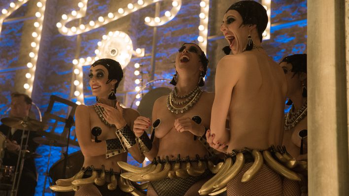 Drei Tänzerinnen im Zwanziger Jahre Outfit auf der Bühne des ehemaligen Stummfilmkinos Weissensee, das der Serie Babylon Berlin als Drehort dient. (Quelle: Frédéric Batier | X Filme | ARD Degeto | sky | Beta)
