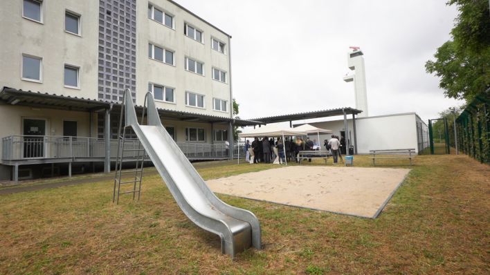 12.07.2019, Brandenburg, Schönefeld: Blick in den Außenbereich des brandenburgischen „Landeskompetenzzentrums für Asyl“ und der neuen Ausreisesammelstelle am Flughafen Schönefeld (Bild: dpa/Jörg Carstensen)