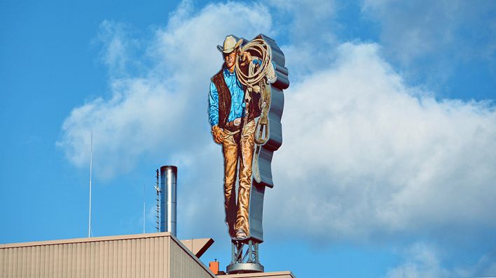 Der Marlboro-Mann steht mehrere Meter groß in Berlin im Bezirk Neukölln am 08.01.2015 auf dem Dach einer Fabrik der Tabak- und Zigarettenfirma Philip Morris GmbH. (Quelle: dpa/Steinberg)