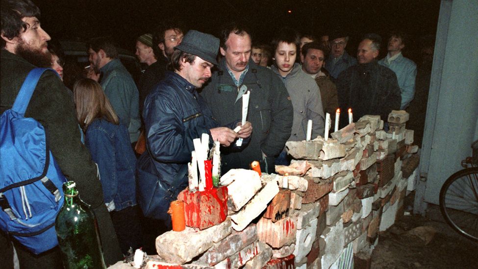 Mehrere zehntausend Demonstranten stürmen die Zentrale des Amtes für Nationale Sicherheit (Stasi-Zentrale) im Ostberliner Stadtteil Lichtenberg, aufgenommen am 15.01.1990. (Quelle: dpa/Wolfgang Kumm)