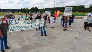 Teilnehmer und Teilnehmerinnen einer Anti-Tesla Demo in Grünheide (Bild: rbb/Barnstorf)