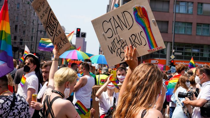 Menschen beim Umzug am Christopher Street Day in Berlin (Quelle: dpa/Reuhl)