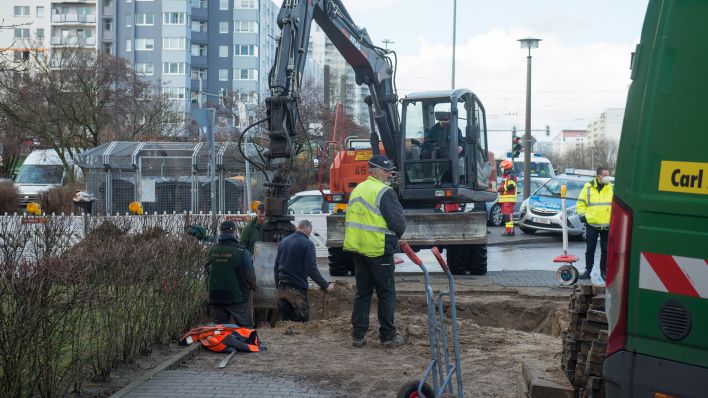 Archivbild: Arbeiter legen in der Rüdickenstraße im Berliner Stadtteil Neu-Hohenschönhausen eine gebrochene Wasserleitung frei. (Quelle: TNN)
