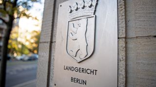 Das Schild mit der Aufschrift "Landgericht Berlin" am Eingang des Gerichts in Moabit.(quelle:dpa/F.Sommer)