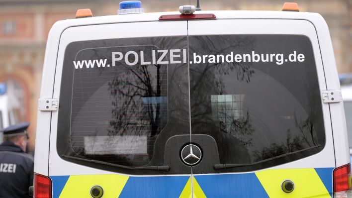 Symbolbild: Polizeifahrzeuge stehen im Lustgarten in Potsdam (Brandenburg). (Quelle: dpa/R. Hirschberger)