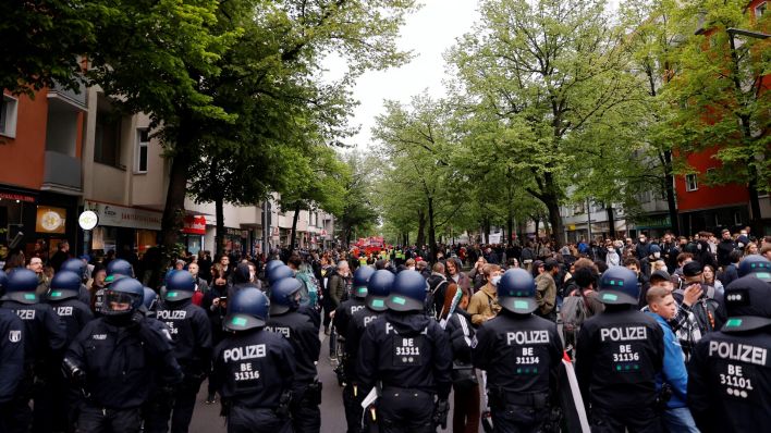 Testlauf in Berlin startet: Polizisten mit Bodycams an Uniform