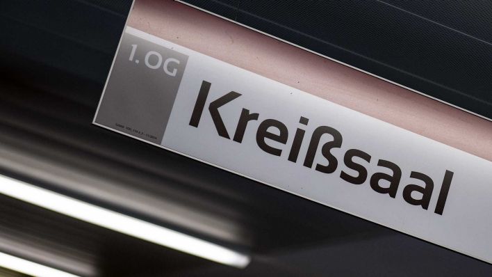 Das Schild "Kreißsaal" ist im Flur eines Krankenhauses befestigt. (Foto: Swen Pförtner/dpa)