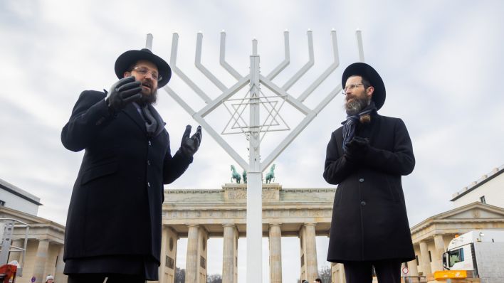 Zwei Rabbiner weihen den Chanukka Leuchter ein am Brandenburger Tor 2022 (Quelle: dpa)