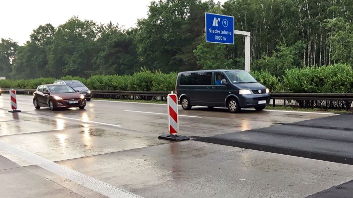 Symbolbild:Autos fahren auf der Autobahn A10 an einem Ausfahrtsschild nach Niederlehme vorbei.(Quelle:dpa/J.Stähle)